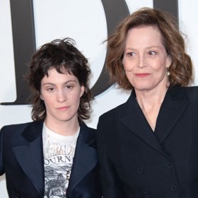 Jak Sigourney předminulý rok přiznala, Charlotte je nebinární.