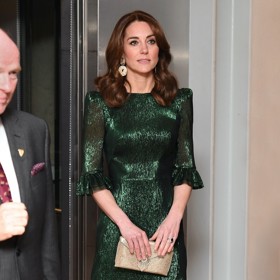 Lahvově zelená patří k oblíbeným barvám známých žen, Kate Middleton nevyjímaje. V těchto hedvábných šifonových šatech značky The Vampire's Wife za 48 tisíc Kč se příhodně objevila na návštěvě pivovaru Guinness v roce 2020.