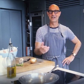 Vedle hereckých ambicí má Stanley Tucci i ty kuchařské. Často svůj um předvádí na sociálních sítích a také má na svém kontě dvě kuchařky. Tato fotka pochází z doby, kdy už rok bojoval s rakovinou dutiny ústní. Je 
na ní dobře znát, jak moc mu dala nemoc zabrat.