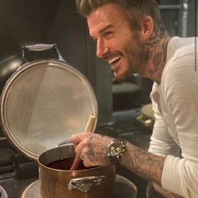 Ačkoliv Victoria dodržuje velmi striktní jídelníček, aby si udržela štíhlou postavu, David je vášnivý kuchař.