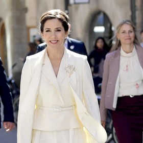 Nejen obyčejné matky s dcerami, ale i matky a dcery královské si půjčují oblečení. Tento třídílný bílý kalhotový kostým Max Mara měla na sobě nejprve roku 2017 dánská královna Mary...