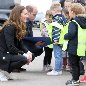První uvedené tenisky možná princezna z Walesu obouvá nejčastěji, její srdcovkou jsou ale sneakersky Veja Esplar (3 600 Kč) s metalickým znakem firmy po stranách. Ty si dovolí vzít nejen ke kalhotovým kostýmům, ale také k šatům. Dokázala to například na intimním rodinném videu, které v záři zveřejnila u příležitosti ukončení chemoterapie.