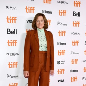 Kalhotový kostým, to je základní kámen hereččina nejen společenského šatníku. Tento cihlový kostým doplněný o mentolový rolák s třpytivými aplikacemi vynesla na filmovou premiéru v roce 2021.