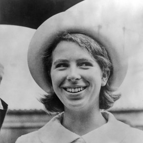 V pubertě se Anne prezentovala hlavně mikádem. Jako zde na fotce z roku 1967, kdy jí bylo sedmnáct.