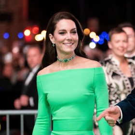 Náhrdelník Diana následně nosila, tentokrát už "správně", až do své smrti v roce 1997. Po 25 letech se pak objevil na krku současné princezny z Walesu Kate Middleton, která s ním vyrazila na Earthshot Prize Awards v Bostonu.