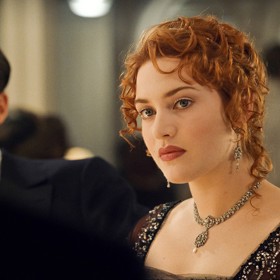 Kate se také přiznala, že si z natáčení Titaniku odnesla cenný suvenýr, náušnice, které zdobily její hrdinku Rose. Jednu už prý ale ztratila.