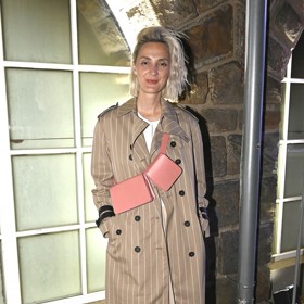 Kabát Ivany Mentlové z její řady Silverline pro Pietro Filipi z roku 2018 nosí herečka Barbora Poláková dodnes.