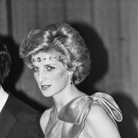 A tak se stalo, že roku 1985 vynesla v Melbourne náhrdelník od královny Alžběty II. způsobem, který všechny šokoval.