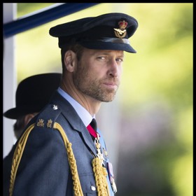 Může za to nejspíš letošní změna v armádních regulích, podle nichž už vojáci a důstojníci mohou nosit vousy. Tento obrázek z letošního podzimu by byl ještě loni naprosto nepřípustný. Jediného člena britské královské rodiny, kterého jsme viděli s vousem v uniformě, byl roku 2018 princ Harry, který ale musel o povolení požádat samotnou královnu.