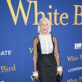 V zajímavých midi šatech s průsvitnými prvky, připomínajícími šifonovou blůzu ozdobenou kontrastní náprsenkou, Helen Mirren dorazila na promítání svého nového snímku White Bird (Bíly pták).