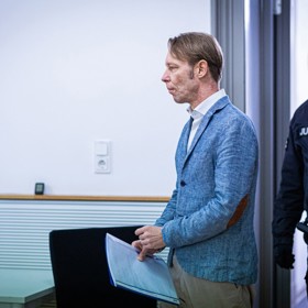 Christian B. přichází k soudu v procesu ohledně únosu Maddie McCann.