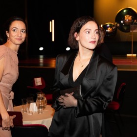 Anna Fialová doplnila set Zuzany Kubíčkové ještě o vysoce elegantní tylové rukavičky s drobnými puntíky.