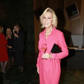 Zpěvačka Helena Vondráčková se po přímém přenosu převlékla do malinově červených zavinovacích šatů.