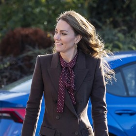 Kate Middleton se ve čtvrtek objevila mezi lidmi poprvé od chvíle, kdy oznámila ukončení chemoterapie. Při této příležitost se oblékla do dvou nejžhavějších barev podzimu. 