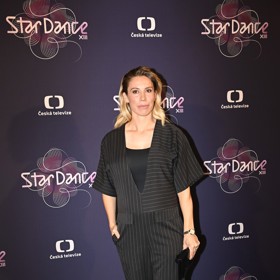 Eva Adamczyková se za pár měsíců stane maminkou. Na první díl StarDance přišla v tmavě šedém overalu s proužky, který doplnila o černé tričko a vínové lodičky s uzavřenou špičkou.