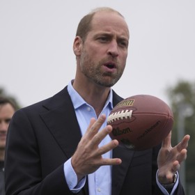 Za změnou image prince Williama stojí vedle uvolnění armádních regulí nejspíš i mužská ješitnost. Zatímco porost na hlavě řídne, vousy rostou jako z vody...