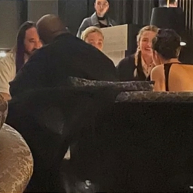 Kanye West a Bianca poseděli s přáteli. 