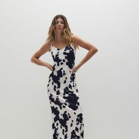 Kravské potisky najdete třeba na saténových šatech typu slip dress. (Reserved, 799 Kč)