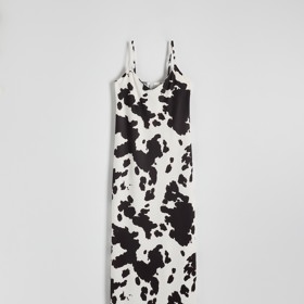 Základem jsou slip dress se zvířecím vzorem. (Reserved, 899 Kč)