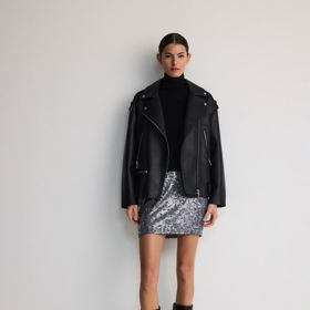 Flitrovou mini zapojíte do podzimních outfitů také poměrně snadno. (Reserved, 499 Kč)