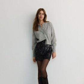 Stejně líbivá je v kombinaci s heboučkými úplety. (Reserved, 499 Kč)