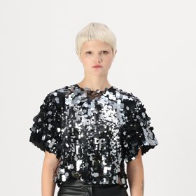 Stejně tak můžete na denní bázi angažovat nápaditý flitrovaný top. Sluší mu to třeba s koženými kalhotami. (Selected Femme, 2 160 Kč)