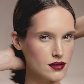 Stejně jako ostře červená se do popředí zájmu na jaře možná trochu překvapivě dostanou syté a hutné vínové tóny. Že se jich přes zimu nabažíme až dost? Jaro jim přichystá nové pole působnosti v kombinaci s tzv. nahým make-upem. (Sisley)