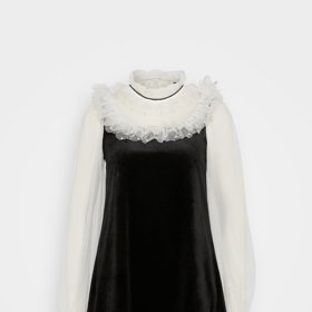 Módní trend vyzdvihující temnou ženskou energii často ztělesňují právě modely v černobílém provedení. (Sister Jane, 2 370 Kč)