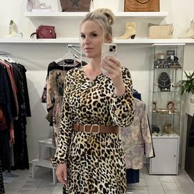 Radka Franc v outfitu týdne inspirovaném trendy leopardím motivem. Radka oblékla dostupnější variantu, jejíž cena je v součtu za 2 997 Kč.