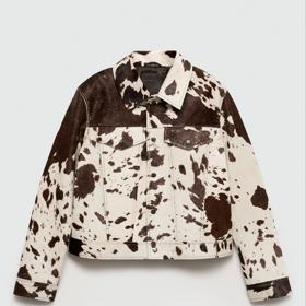 Bundu z pravé kravské kůže najdete v nové kolekci značky Mango. (9 999 Kč)