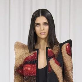 Výrazné líčení očí. Další z hitů, který překvapivě obsadí make-up trendy pro jaro 2025. Volit můžete například z decentních kouřových variant. (Balmain)