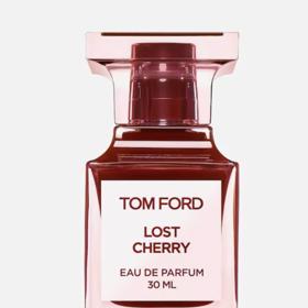 Uvnitř luxusního rudého flakonku se skrývá koktejl plný višňového likéru, hořkých mandlí a aromatického koření, jež skvěle doplňují něžné květinové tóny. Jste připravena na skutečně gurmánský zážitek?Parfémová voda Lost Cherry, Tom Ford, 4 300 Kč/30 ml
