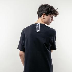 Kolekce Jan Societé je totiž unisex a potrpí si na oversize varianty, které jsou jednoznačně univerzálním kouskem v šatníku. (Tričko Jan Societé, 1 780 Kč)