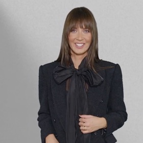 První outfit s průhledným topem a vázačkou připravila stylistka Nikola Marková jako styling na večer. 