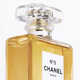 Dominantou jednoduchého  flakonu je broušený uzávěr, který kopíruje geometrii slavného pařížského náměstí Place Vendom.