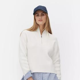 Sportovní look svetříku se zipem podtrhnou správně doplňky. (Primark, 420 Kč)