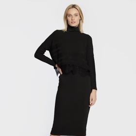 Jednoduchá a nestárnoucí. Oblíbená černá varianta setu pouzdrové sukně a černého roláku nemá chybu. A za pozornost stojí i krajkový detail. (Nissa, 2 909 Kč/set)