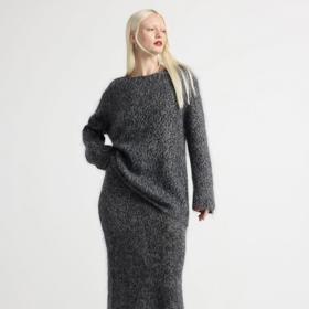 Jednoduché a neuvěřitelně pohodlné. Volnější siluety sukně i objemného svetru s mohérem od značky Lindex. (Svetr, 3 599 Kč, sukně, 2 399 Kč)