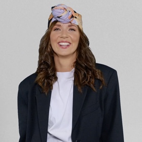 Zajímavým tipem na použití šátku ve vlasech je i turban s uzlem vepředu na hlavě.