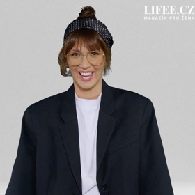 Pro dámy s ofinkou má stylistka Nikola Marková tip na vytvoření čelenky ve vlasech. Ty můžeme mít stažené do culíku, nebo drdolu.