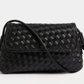 Kabelky s propláteným povrchem jsou stále velmi trendy. Tato je z Marks&Spencer a její cena je 999 Kč.