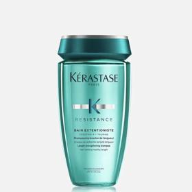 Kudrnaté vlasy prahnou po hydrataci. Není ale od věci také podpořit jejich sílu a odolnost proti lámání a třepení. (Posilující  a hydratační šampon, který podporuje růst pevnějších vlasů u kořínků. (Résistance Bain Extensioniste, Kérastase, 599 Kč)