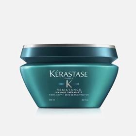 Sadu optimální péče je vhodné ladit z produktů totožné kosmetické linie. (Hydratační maska na vlasy, Résistance Masque Thérapiste, Kérastase, 1 069 Kč)