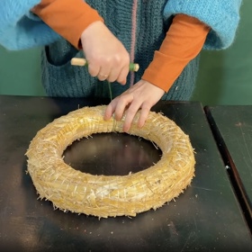 Vázací drát musí být při přivazování větviček stále napnutý.