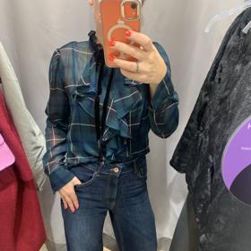 Lehce vyšisované široké džíny v barvě indigo jsou překvapivě velmi elegantní. Zkuste je zkombinovat s romantickou blůzou. (Halenka, Lauren Ralph Lauren, 5 499 Kč, džíny Only, 1 299 Kč)