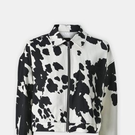 Své kouzlo ale mají motivy kravské kůže i ve formě potisků. (Something New, 1 699 Kč)