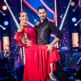 Tango v podání Lucie Vondráčkové a Lukáše Bartuňka v letošním ročníku. Vondráčková vynesla splývavé rudé šaty ozdobené kamínky a s dráždivými průstřihy.