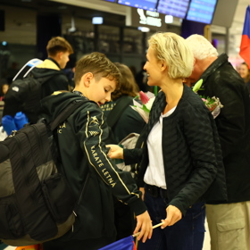 Martina Šmuková se synem Maxem na letišti.