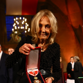 Architektka Eva Jiřičná si z Pražského hradu odnášela cenné ocenění své celoživotní práce pro Českou republiku.