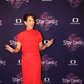 Moderátorka oblékla nádherné šifonové šaty v ostře rudé barvě z dílny renomované české návrhářky Tatiany Kovaříkové, která ji do StarDance obléká už řadu let.
